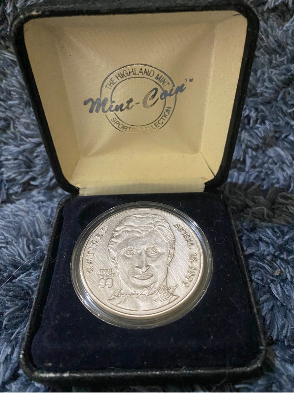 Wayne Gretzky Commemorative Retirement Medallion - Picture 2 of 3